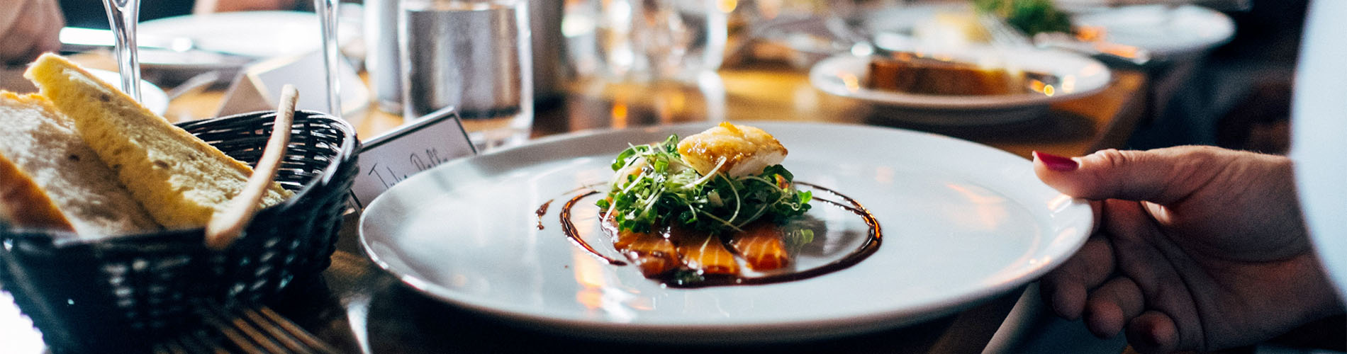 Assiette posée sur une table dans un restaurant en Corse