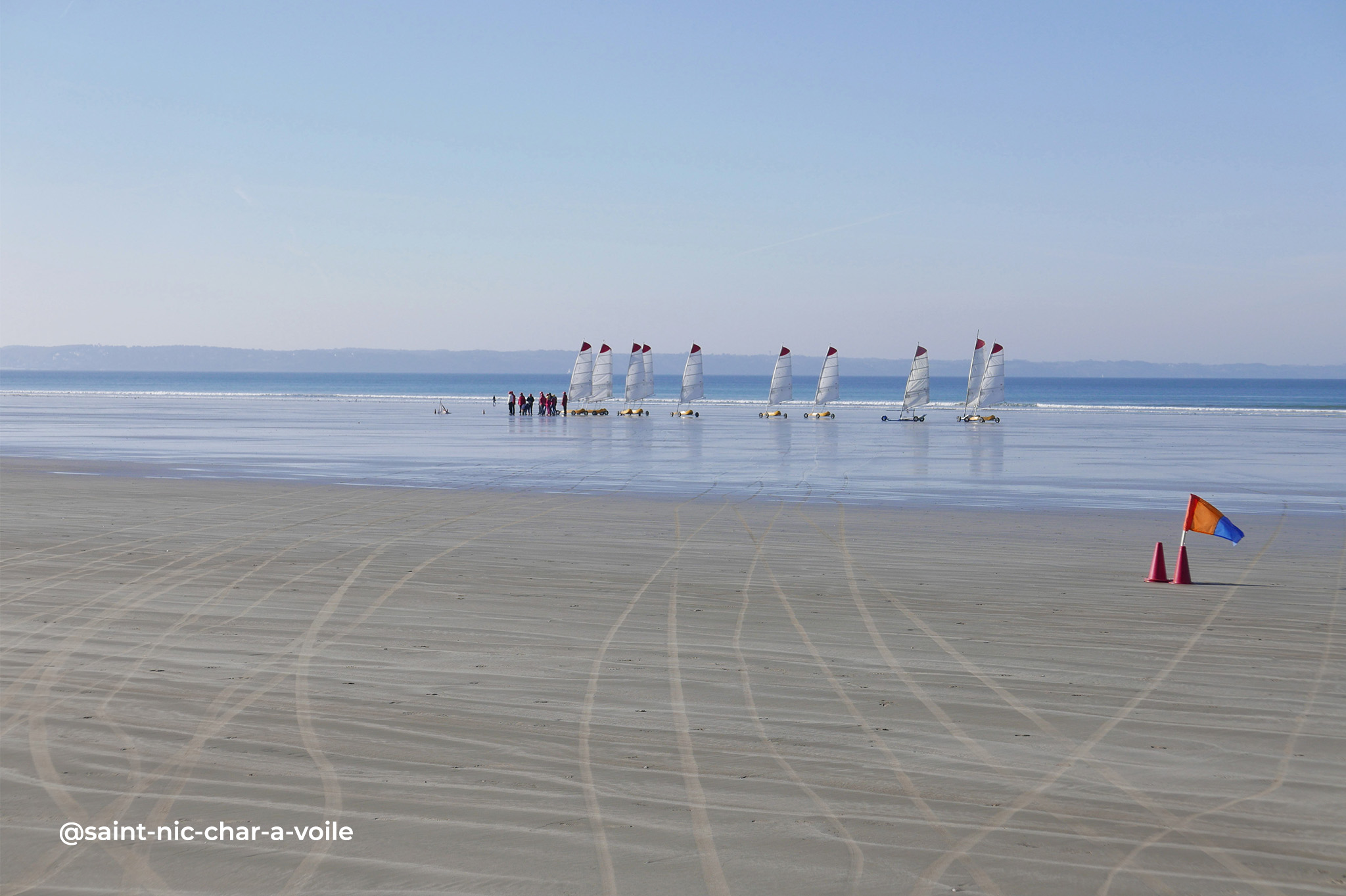 Char à voile sur la plage de Saint-Nic en Bretagne