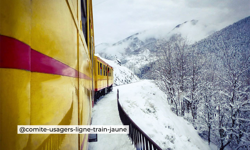 Train Jaune qui passe par la gare de Bolquère (Font-Romeu) dans les Pyrénées