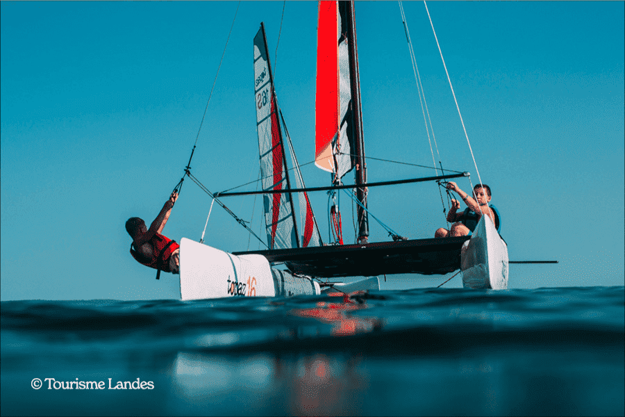 Voile sur un lac dans les Landes