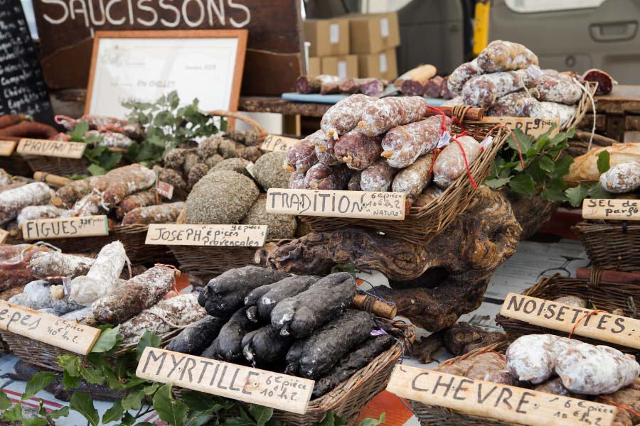 Marché charcuterie saucissons