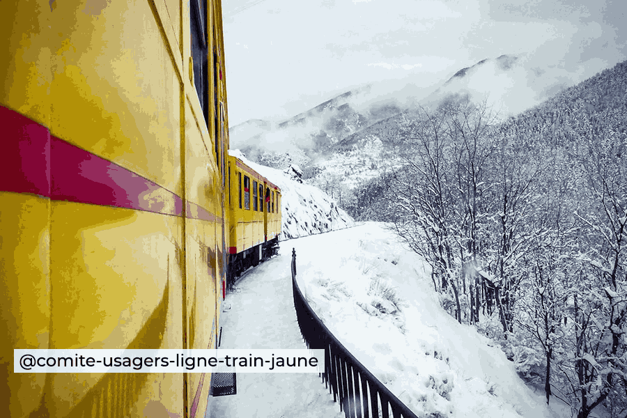 Train Jaune qui passe par la gare de Bolquère (Font-Romeu) dans les Pyrénées
