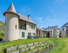 résidence vue de l'extérieur avec tour