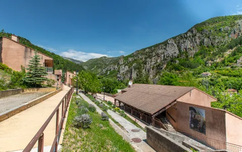 Résidence Les Gorges Rouges à Guillaumes - extérieur été