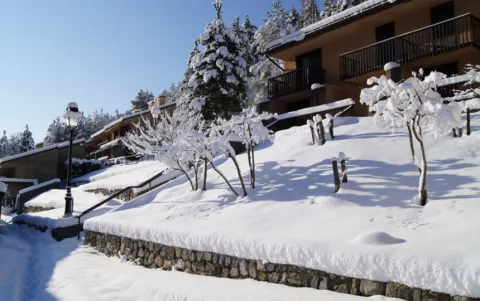 Résidence Les Gorges Rouges à Guillaumes - extérieur hiver