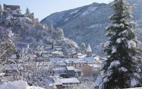 Résidence Les Gorges Rouges à Guillaumes - extérieur hiver