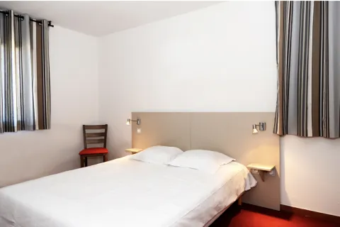 Chambre dans la résidence de vacances Les Chalets de l'Isard, station des Angles dans les Pyrénées-Orientales.
