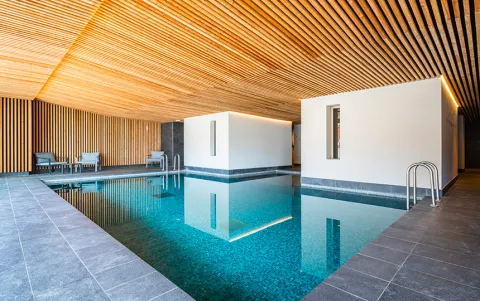 Piscine dans la résidence Les Écrins d'Auris***