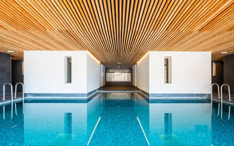 Piscine dans la résidence Les Écrins d'Auris***