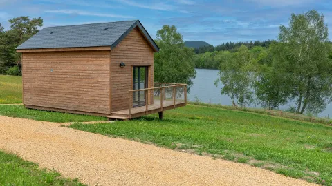 le-domaine-des-monedieres-meyrignac-l'eglise-chalet-perche-vue-lac3