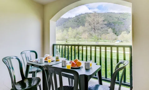 terrasse vue forêt avec petit-déjeuner