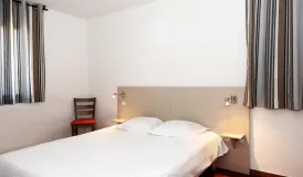 Chambre dans la résidence de vacances Les Chalets de l'Isard, station des Angles dans les Pyrénées-Orientales.