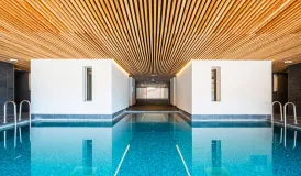 Piscine dans la résidence Les Écrins d'Auris***