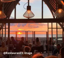 Vue sur le coucher de soleil depuis le restaurant l'Étage à Deauville