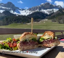 Burger sur la terrasse de l'Auberge restaurant Le Sun Valley, avec vue montagne, à Gresse-en-Vercors