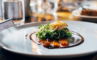 Assiette posée sur une table dans un restaurant en Corse