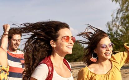 Groupe d'amis en vacances d'été en France