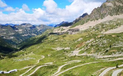 Paysage de montagne en été, dans les Alpes Maritimes, proche de la résidence de vacances Les Gorges Rouges à Guillaumes
