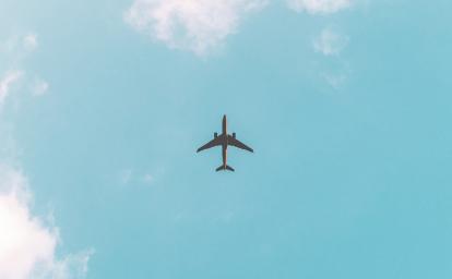 avion ou bateau : quel moyen de transport choisir pour venir en corse ?